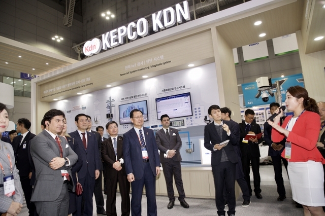 한전KDN(사장 박성철)이 지난 6일부터 오는 8일까지 광주 김대중컨벤션센터에서 열리는 ‘BIXPO 2019 전시회’에 5종 솔루션을 전시, 설명하고 있다. (제공: 한전KDN) ⓒ천지일보 2019.11.7