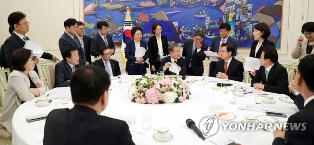 문재인 대통령과 여야 5당 대표가 지난 7월 18일 오후 청와대에서 일본의 경제보복 대책을 논의했다. (출처: 연합뉴스)