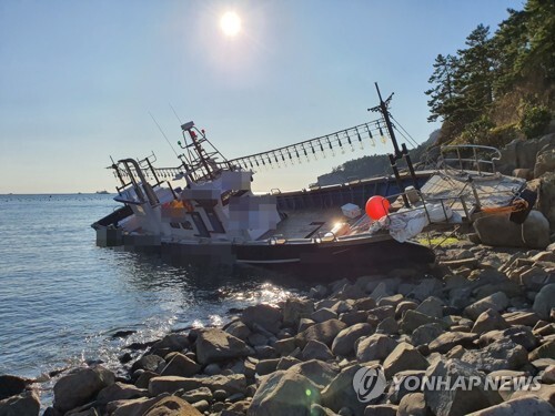 (여수=연합뉴스) 8일 오후 전남 여수시 남면 금오도 해안가에서 16명이 승선한 낚싯배가 좌초돼 해경이 구조에 나섰다.
