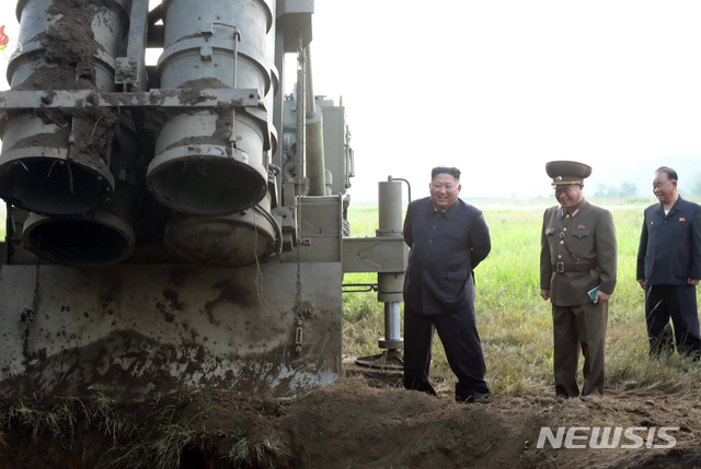 북한 김정은 국무위원장이 지난 10일 초대형방사포시험사격을 현지지도했다고 조선중앙TV가 11일 보도했다. 2019.09.11. (출처: 뉴시스)