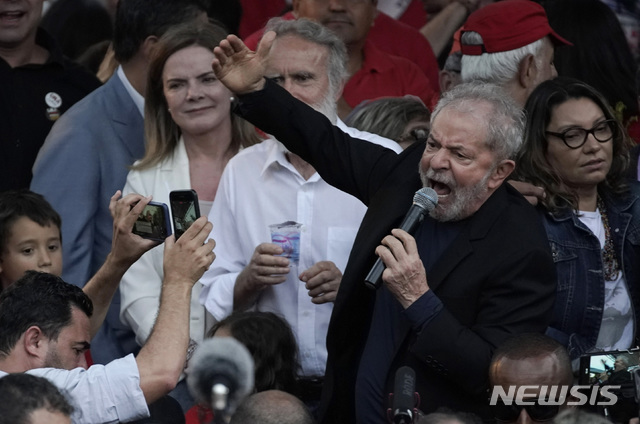 부패 혐의로 수감됐던 루이스 이나시오 룰라 다 시우바 브라질 전 대통령이 8일(현지시간) 석방돼 브라질 쿠리치바의 연방 경찰시설에서 나와 지지자들에게 연설하고 있다(출처: 뉴시스)