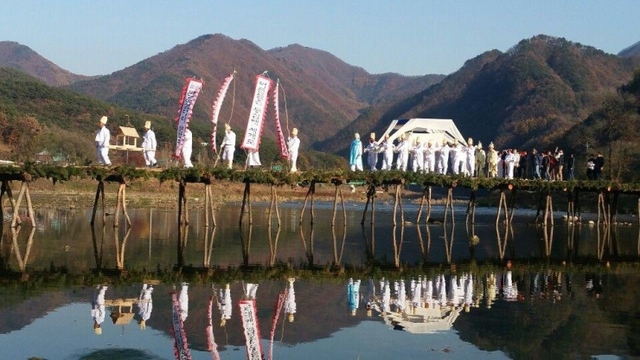 9일 강원도 영원군 주천면에서 열린 ‘2019 판운섭다리 축제’에서 상여놀이가 진행되고 있다. (제공: 고주석 작가)
