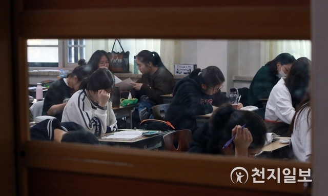 2020학년도 대학수학능력시험 전 마지막 모의고사가 15일 오전 서울 서초구 반포고등학교에서 진행된 가운데 3학년 수험생들이 시험 준비를 하고 있다. ⓒ천지일보 2019.10.15