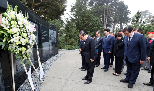 샌프란시스코 내에 있는 한국전 참전용사 기념비를 찾아 헌화를 진행했다.