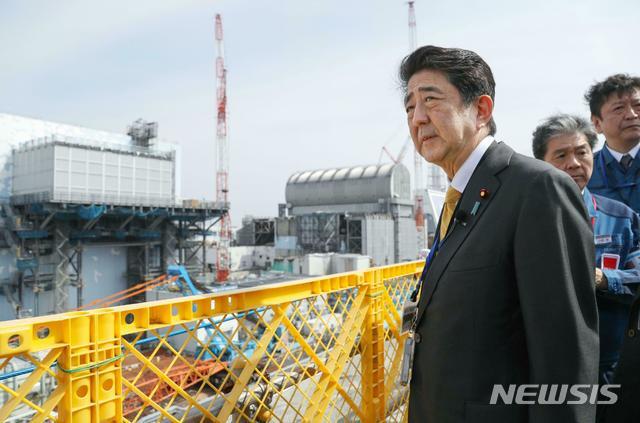 아베 신조 일본 총리가 14일 일본 후쿠시마현 오쿠마의 후쿠시마 제1원전을 방문해 둘러보고 있다.  지난 2013년 9월 이후 약 5년 반 만에 원전을 방문한 아베 총리는 폐로 작업의 진척 상황 등을 점검하며 