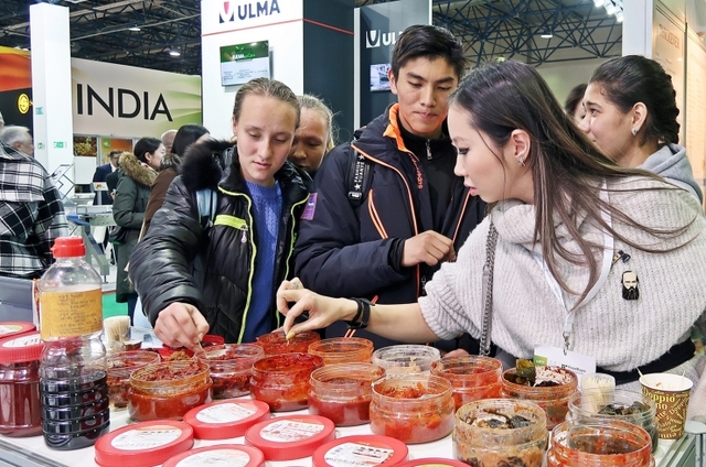 농림축산식품부와 한국농수산식품유통공사가 카자흐스탄에서 식품박람회를 연 가운데 현지인들이 젓갈을 시식하고 있다. (제공: 한국농수산식품유통공사) ⓒ천지일보 2019.11.11