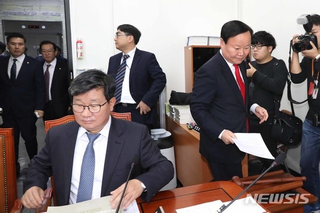 11일 오전 국회에서 진행된 예산소위 심사에서 김재원 예결위 위원장(오른쪽)이 입장하고 있다. (출처:뉴시스)