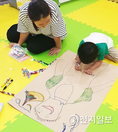 가족들이 김천시 육아종합지원센터에서 체험활동을 하고 있다. (제공: 김천시) ⓒ천지일보 2019.11.12
