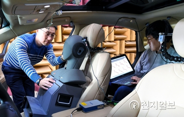 현대자동차그룹 연구원들이 제네시스 G80 차량으로 RANC를 테스트 하고 있다. (제공: 현대자동차그룹) ⓒ천지일보 2019.11.11