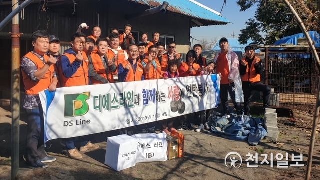 [천지일보 천안=박주환 기자] DS Line(Dream Success)이 지난 9일 동남구 성남면의 한 가정을 방문해 연탄 500장과 쌀·라면 등의 생필품을 전달하고 있다. ⓒ천지일보 2019.11.12
