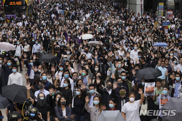 홍콩 민주화 시위가 격화하는 가운데 12일 오전 시위대가 센트럴에서 정부에게 요구하고 있는 5가지를 뜻하는 손가락 다섯개를 펴서 보이고 있다. (출처: 뉴시스)