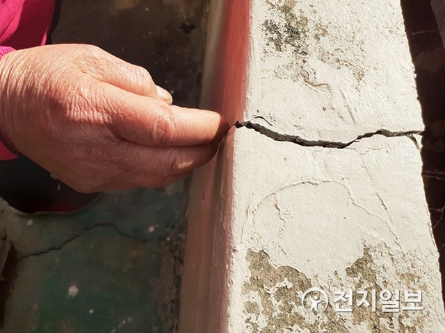 [천지일보 진주=최혜인 기자] LH행복주택 건설현장 인근 주택 균열 모습. ⓒ천지일보 2019.11.12