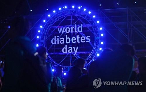 (서울=연합뉴스) 오는 14일 세계 당뇨병의 날을 맞아 12일 오후 서울 광화문 광장에 설치된 무대에서 하늘과 희망, 화합을 상징하는 푸른 빛이 밝혀지고 있다. ⓒ천지일보 2019.11.12