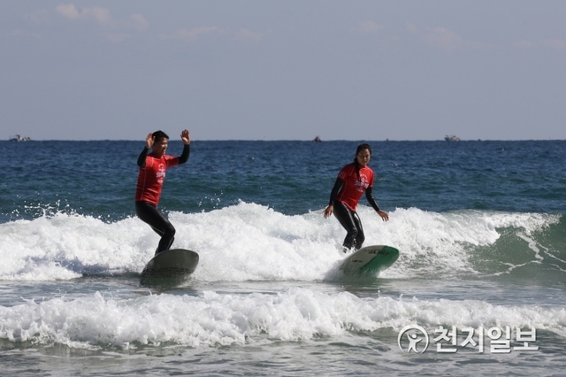 강원 양양군 해변에서 서핑을 즐기고 있는 모습 (제공: 양양군) ⓒ천지일보 2019.11.13