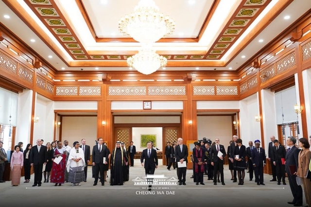 문재인 대통령은 오늘 12개국 주한대사들로부터 신임장을 받았다. (출처: 청와대 페이스북) ⓒ천지일보 2019.11.14