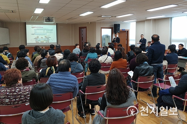[천지일보 진주=최혜인 기자] 14일 오후 초장동행정복지센터에서 열린 ‘도시형교통모델’ 시민설명회에서 교통행정팀장이 발표하고 있다. ⓒ천지일보 2019.11.15