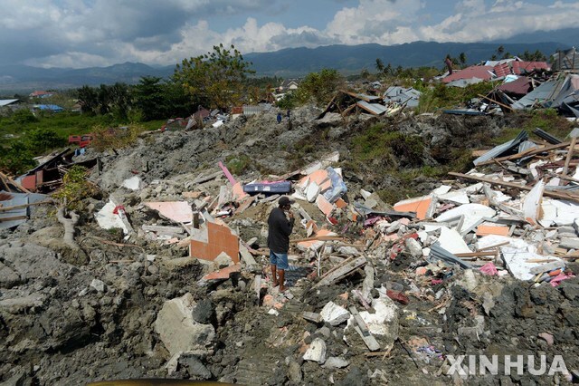 지난달 28일 규모 7.5 강진과 대형 쓰나미가 내습한 인도네시아 중부 술라웨시 섬 팔루의 페토보에서 한 주민이 3일(현지시간) 폐해로 변한 마을을 쳐다보고 있다(출처: 뉴시스)