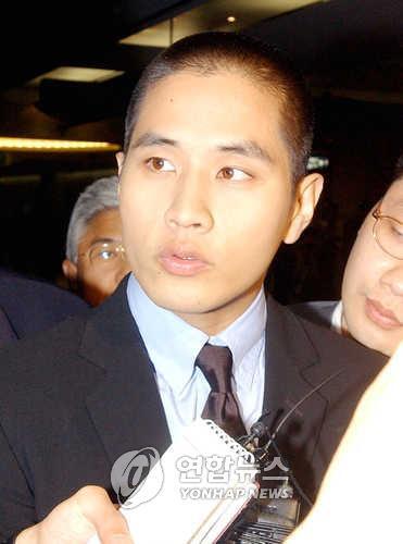 가수 유승준씨가 2003년 6월 26일 오전 인천공항을 통해 입국하며 기자들의 질문에 답하고 있다. (출처: 연합뉴스)