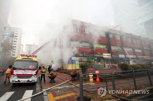 15일 오후 서울 서초구 진흥종합상가에서 불이 나 소방대원들이 화재를 진압하고 있다. (연합뉴스)