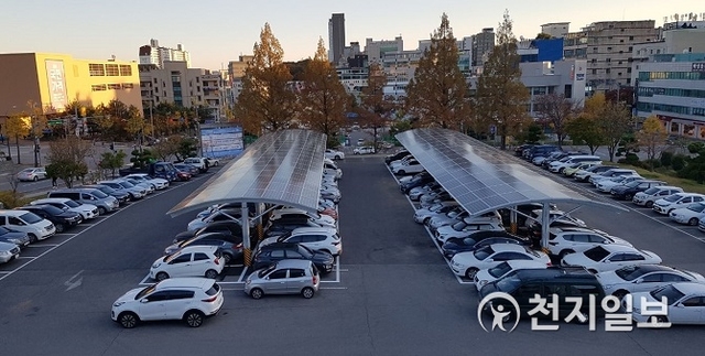 강원도 동해시 시청사 주차장에 시설용량 150kW 규모의 태양광 발전설비가 설치돼 정상가동에 들어간 가운데 이번 설비로 전기 사용량의 15%를 대체하고 1500만원의 전기요금이 절약될 것으로 보고 있다.(제공: 동해시)ⓒ천지일보 2019.11.15