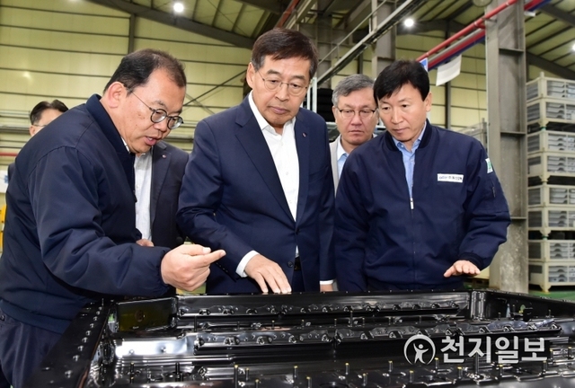 신학철 LG화학 부회장(가운데)이 15일 경남 함안에 위치한 동신모텍을 방문해 전기차 배터리팩 하우징에 대해 설명을 듣고 있다. (제공: LG화학) ⓒ천지일보 2019.11.15