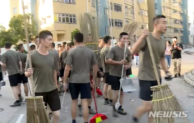 16일 홍콩 침례대에서 중국 인민해방군(PLA) 군인들이 청소 작업에 나선 모습. (출처: 뉴시스)