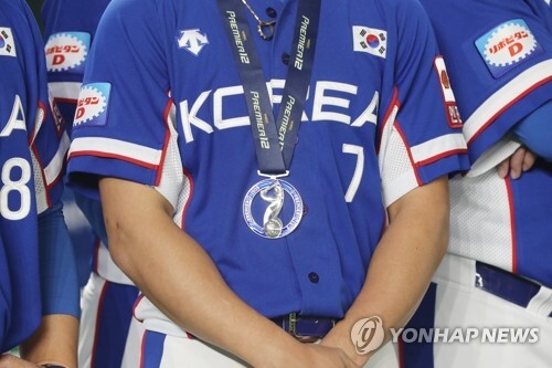 17일 일본 도쿄돔에서 열린 2019 세계야구소프트볼연맹(WBSC) 프리미어12 슈퍼라운드 결승전에서 일본에 3-5로 패하며 준우승을 차지한 한국 야구 대표팀 김상수가 은메달을 목에 걸고 있다. (출처: 연합뉴스)