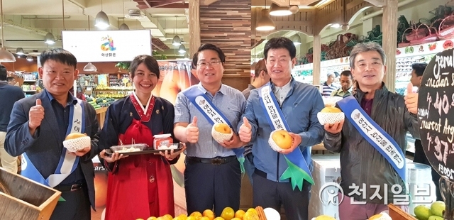 오세현 시장(가운데)을 비롯한 아산시 수출 개척단이 13일 판촉행사에 참여해 ‘아산 맑은배’를 홍보하고 있다. (제공: 아산시) ⓒ천지일보 2019.11.18