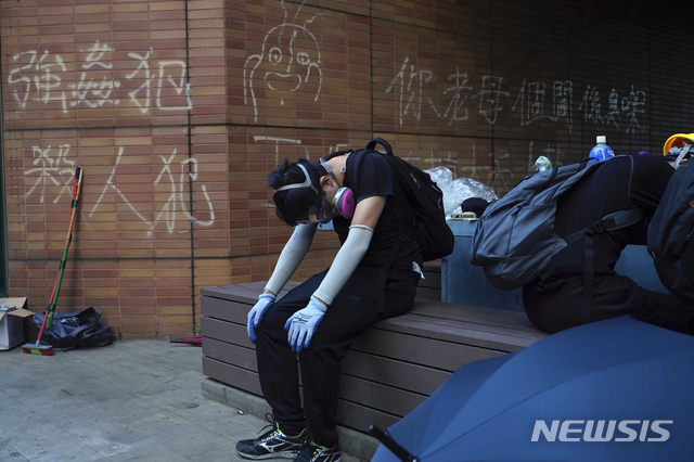 【홍콩=AP/뉴시스】홍콩 반정부 시위자가 18일(현지시간) 오전 홍콩이공대에서 경찰과 대치한 이후 잠시 휴식을 취하고 있다. SCMP는 경찰이 학교를 봉쇄하면서 교내에 남은 학생과 시위대가 공황에 빠졌고 보급품도 떨어져 가고 있다고 보도했다. 2019.11.18