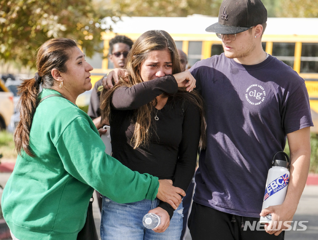 미 캘리포티아 샌타클래리타 소재 서거스 고등학교에서 14일(현지시간) 총격 사건이 발생해 최소 2명이 숨지고 3명이 부상을 입었다. 현장 인근에서 한 학생이 울음을 터뜨리고 있다.(출처: 뉴시스)