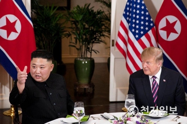 [천지일보=손성환 기자] 도널드 트럼프 미국 대통령과 김정은 북한 국무위원장이 27일 오후(현지시간) 2차 북미정상회담장인 하노이 회담장 메트로폴 호텔에서 만나 만찬을 하고 있다. (출처: 백악관 트위터)