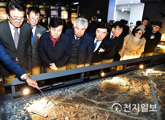 19일 오후 2시 진주혁신도시에서 열린 화석 전문박물관 ‘익룡발자국전시관’ 개관식에서 조규일 시장을 비롯한 개관식 참가자들이 공룡 발자국 화석을 구경하고 있다. (제공: 진주시) ⓒ천지일보 2019.11.19