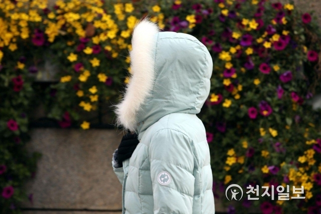 [천지일보=남승우 기자] 서울의 아침 기온이 영하로 떨어진 가운데 시민이 두꺼운 점퍼를 입고 걸어가고 있다. ⓒ천지일보