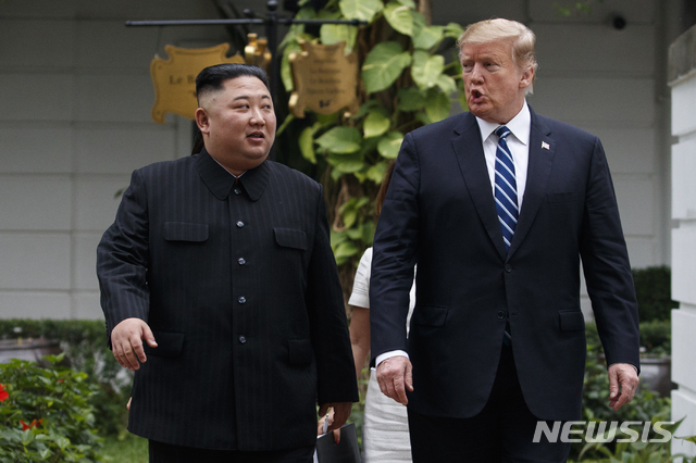 김정은 북한 국무위원장과 도널드 트럼프 미국 대통령이 지난 2월 28일(현지시간) 하노이 메트로폴 호텔에서의 단독 회담을 마치고 회담장 주변을 거닐며 얘기하고 있다. (출처: 뉴시스)