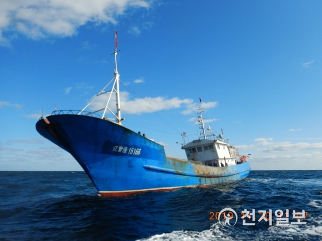 불법조업으로 나포된 중국 유망어선 선체. (제공: 해양수산부 서해어업관리단) ⓒ천지일보 2019.11.20