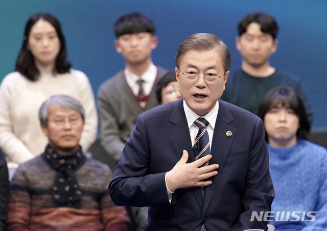 문재인 대통령이 지난 19일 오후 서울 MBC 미디어센터에서 열린 '국민이 묻는다, 2019 국민과의 대화'에 참석해 국민 패널들의 질문에 답하고 있다. (출처: 뉴시스) 2019.11.19