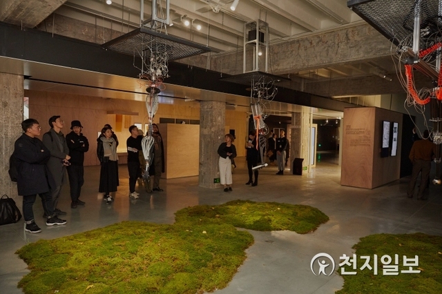19일(현지시간) 현대 모터스튜디오 글로벌 아트 프로젝트 개막식이 진행된 현대 모터스튜디오 베이징에서 관람객들이 전시 작품을 관람하고 있다. (제공: 현대자동차) ⓒ천지일보 2019.11.20