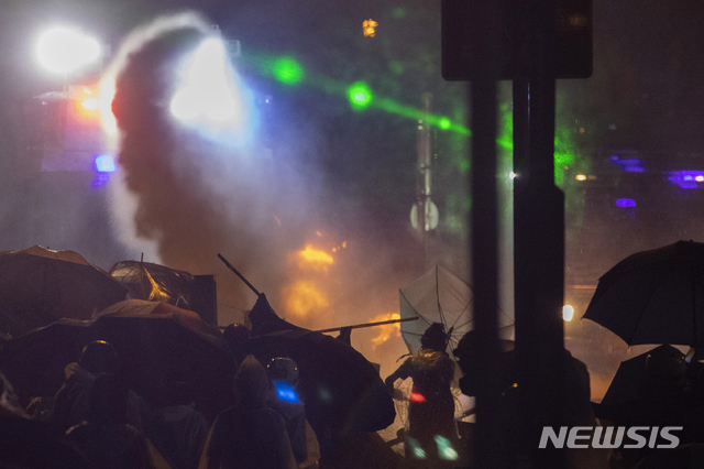 【홍콩=AP/뉴시스】홍콩이공대 앞에서 18일 경찰이 물대포와 최루탄을 쏘며서 진입을 시도하고 있다.