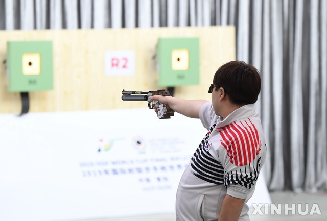 박대훈이 21일(현지시간) 중국 푸젠성 푸톈에서 열린 국제사격연맹 (ISSF) 2019 월드컵 남자 10m 공기권총 경기를 치르고 있다. 박대훈은 241.7점을 기록하며 243.7점을 기록한 팡웨이(중국)에 이어 은메달을 목에 걸었다. (출처: 뉴시스)