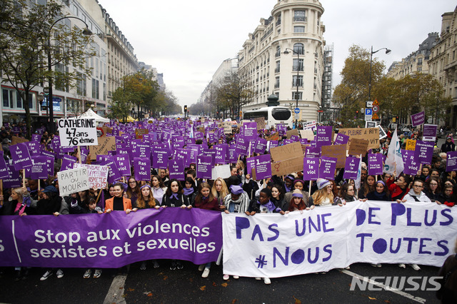 [파리=AP/뉴시스]23일(현지시간) 프랑스 파리에서 열린 여성살해와 여성에 대한 성폭력을 규탄하는 시위에서 참가자들이 남편들의 손에 살해된 여성들의 이름이 적힌 플래카드를 들고 행진하고 있다. 이날 집회는 프랑스 파리 등 전국 30여개 도시에서 열렸다.