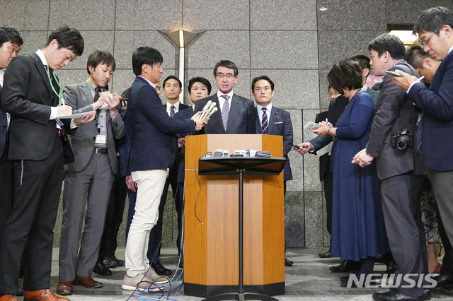 고노 다로 일본 방위상이 22일 도쿄 공관에서 한국의 지소미아 종료 유예와 관련해 기자회견을 하고 있다. 고노 방위상은 