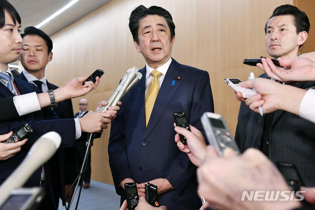 아베 신조 일본 총리가 22일 도쿄 총리 관저에서 한국의 한일 군사정보보호협정(GSOMIA·지소미아) 발표 관련 기자들에게 발언하고 있다. 아베 총리는 