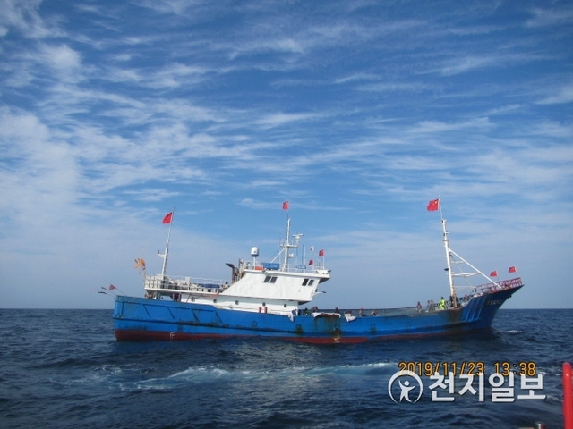 불법조업으로 나포된 중국유망어선. (제공: 해양수산부 서해어업관리단) ⓒ천지일보 2019.11.24