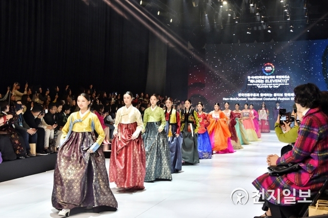 2019 한·아세안 특별정상회의 첫날인 25일 아주 특별한 패션 축제가 열리고 있다. (제공: 부산시) ⓒ천지일보 2019.11.25