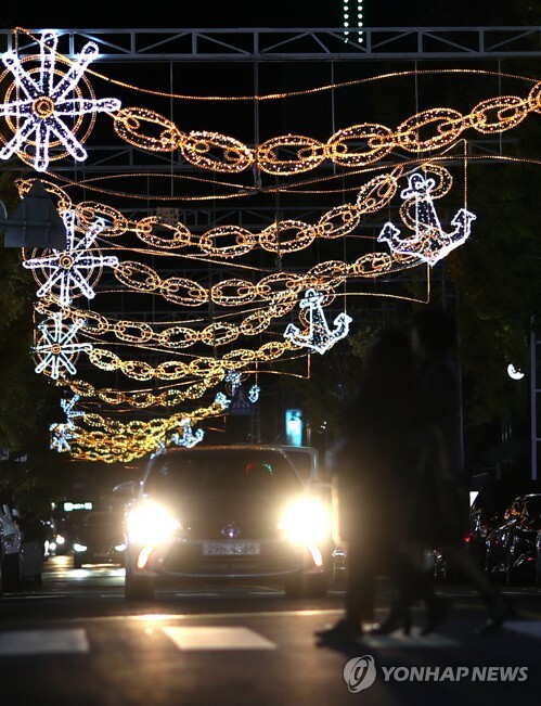 크리스마스가 한 달여 앞으로 다가온 25일 오후 경남 창원시 마산합포구 창동·오동동 일대에 조성된 '빛의 거리'를 시민이 걷고 있다. (출처: 연합뉴스)