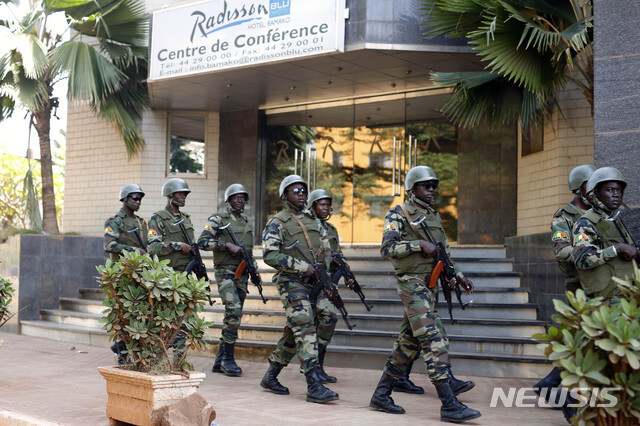 아프리카 말리 수도 바마코에서 말리군이 이슬람 무장세력의 공격을 받은 라디슨 블루 호텔 주변을 순찰하고 있다(출처: 뉴시스)