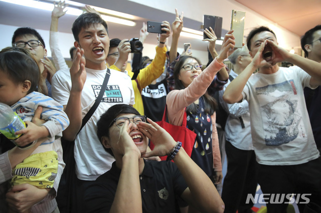 25일(현지시간) 홍콩의 한 지역구 범민주진영 지지자들이 전날 치러진 구의원 선거 개표 결과 승리가 확정되면서 환호하고 있다(출처: 뉴시스)
