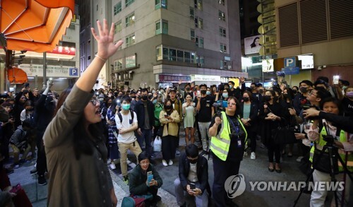 26일 오후 홍콩 침사추이의 한 거리에서 시민들이 모여 함께 노래를 부르며 시위를 하고 있다. (출처: 연합뉴스)