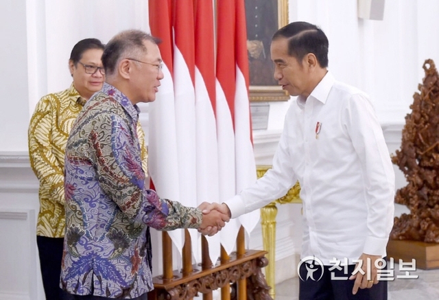 정의선 현대자동차그룹 수석부회장(왼쪽)이 인도네시아 조코 위도도(Joko Widodo) 대통령과 25일(현지시간) 자카르타 대통령궁에서 면담하고 상호 협력 방안에 대해 논의했다. (제공: 현대자동차) ⓒ천지일보 2019.7.25