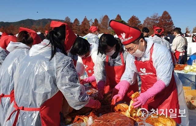 고3 학생들과 김장을 하고 있는 허석 순천시장. (제공: 순천시) ⓒ천지일보 2019.11.26
